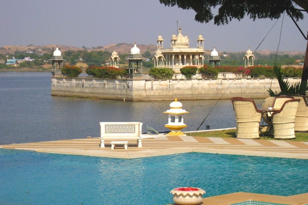 Udaipur to Dungarpur Taxi Service with Price & Packages